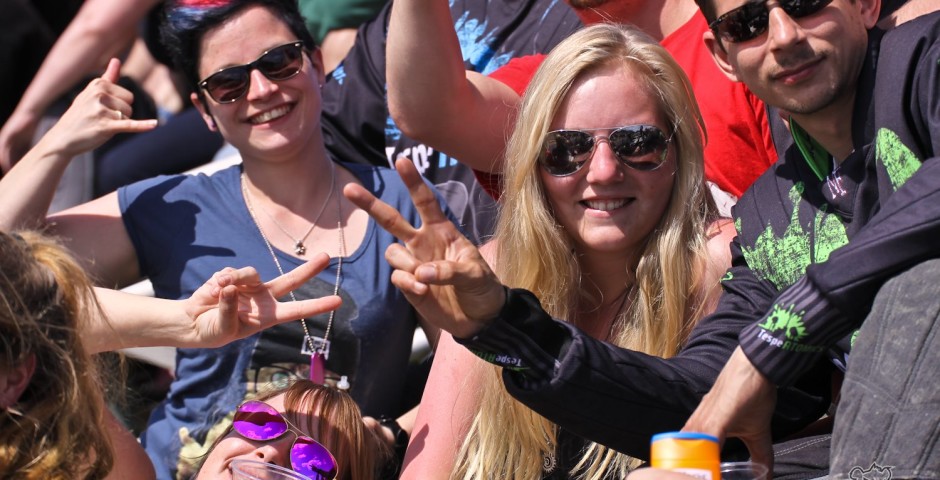 Teams neben dem Feld